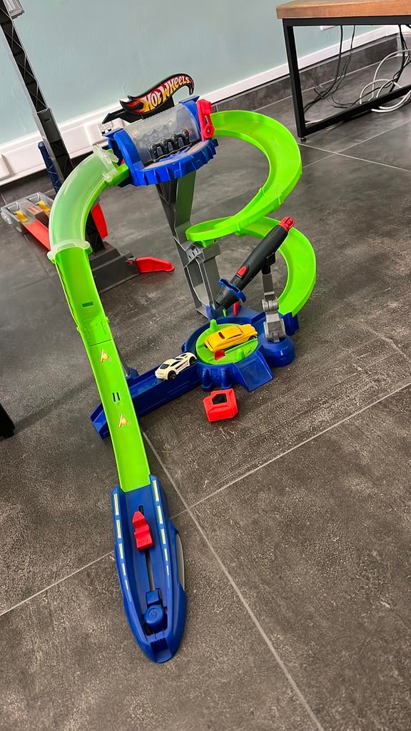 Circuit hotwheels avec voitures qui changent de couleur, Comme neuf