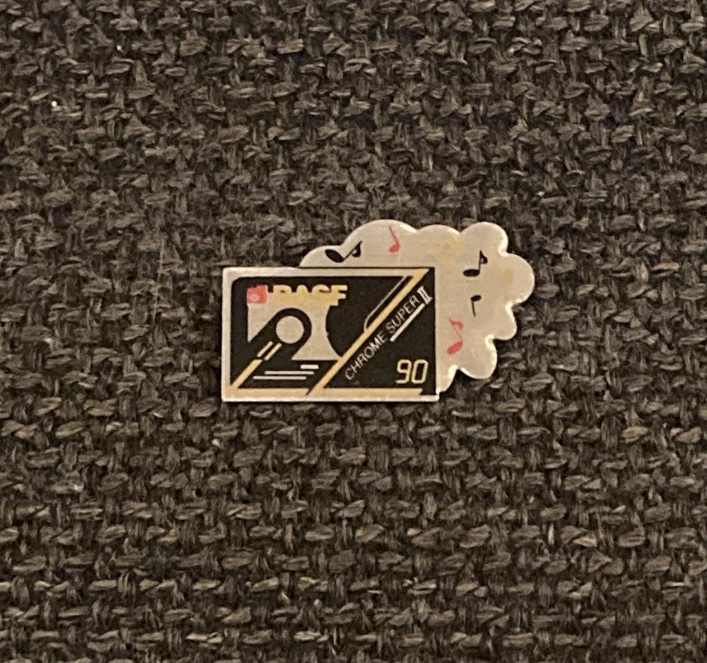 PIN - BASF - CASSETTE, Envoi, Utilisé, Marque, Insigne ou Pin's