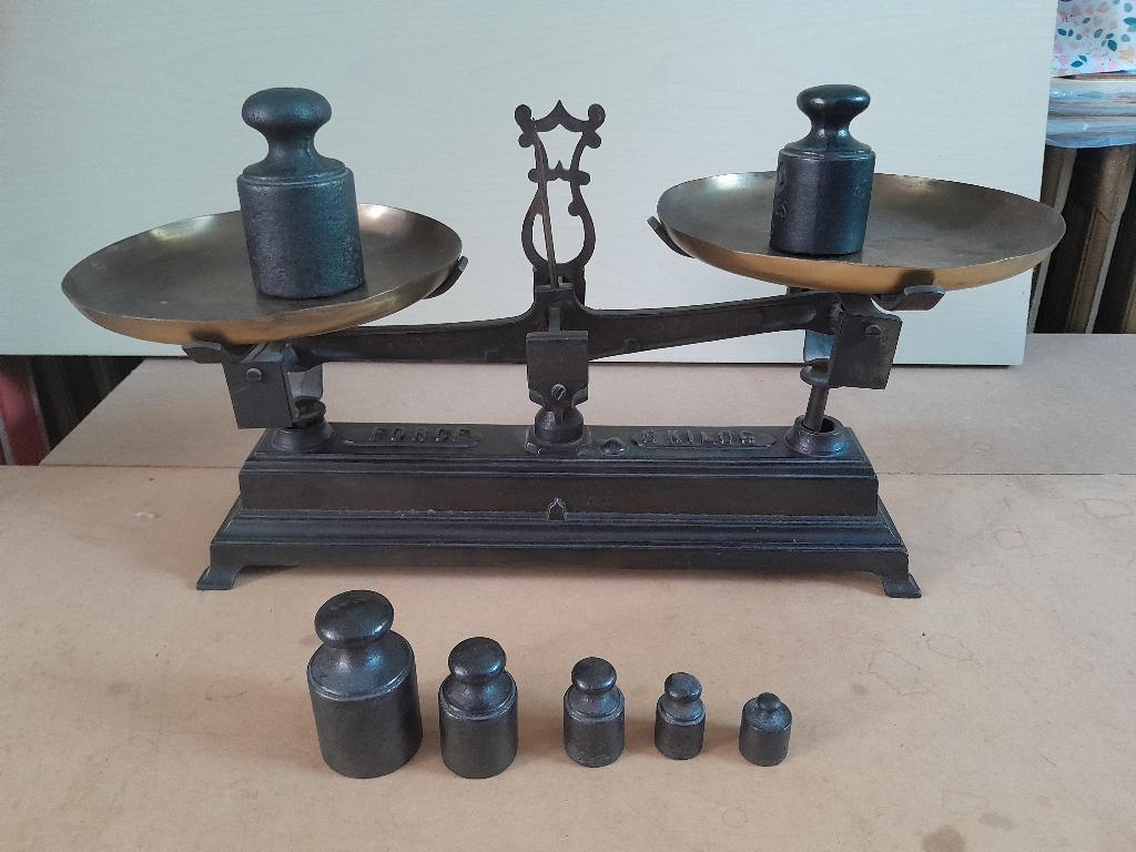 Balance ancienne avec les poids en parfait état. Prix 50€, Enlèvement