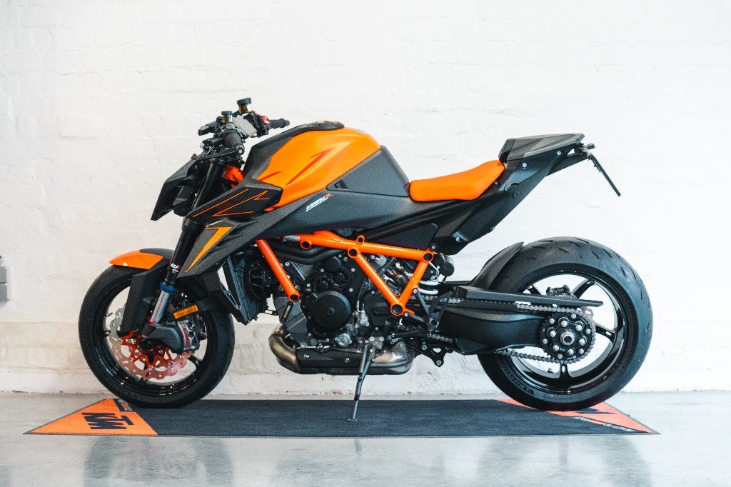 KTM 1390 SUPER DUKE R EVO 2026 NAKED BIKE CARBON, 2 cilinders, Nieuw, Motorrijbewijs A, Bedrijf