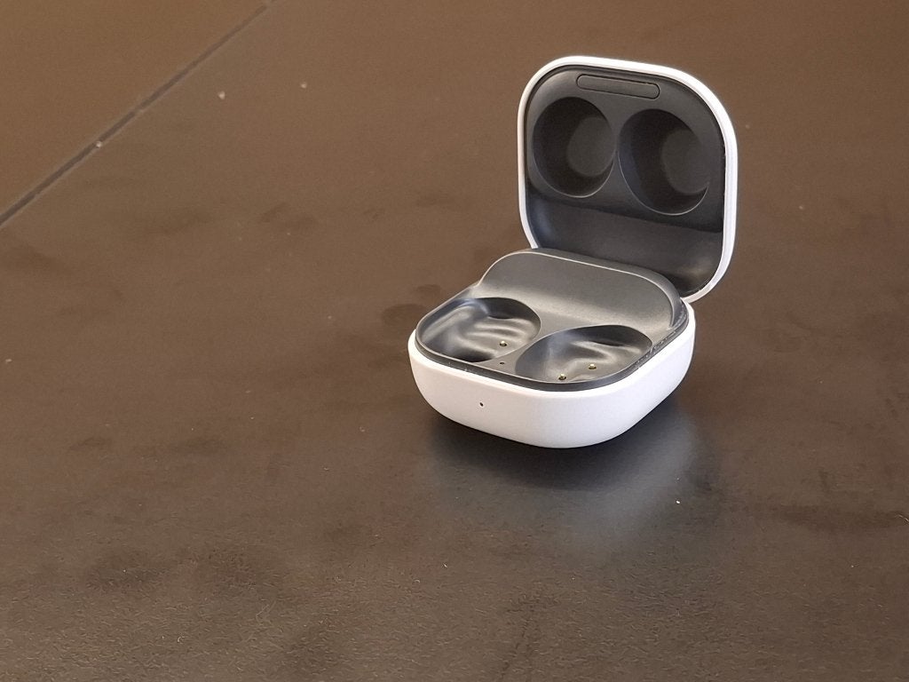 Alleen al de officiële Samsung Galaxy Buds FE-oplaadetui, Telecommunicatie, Gebruikt, Zwart, Ophalen of Verzenden, In oorschelp (earbud)