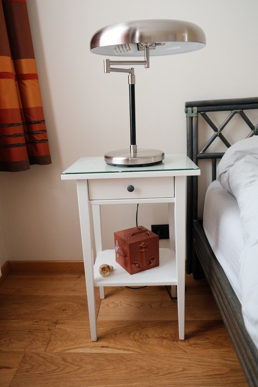 Deux tables de chevet Ikea, Enlèvement