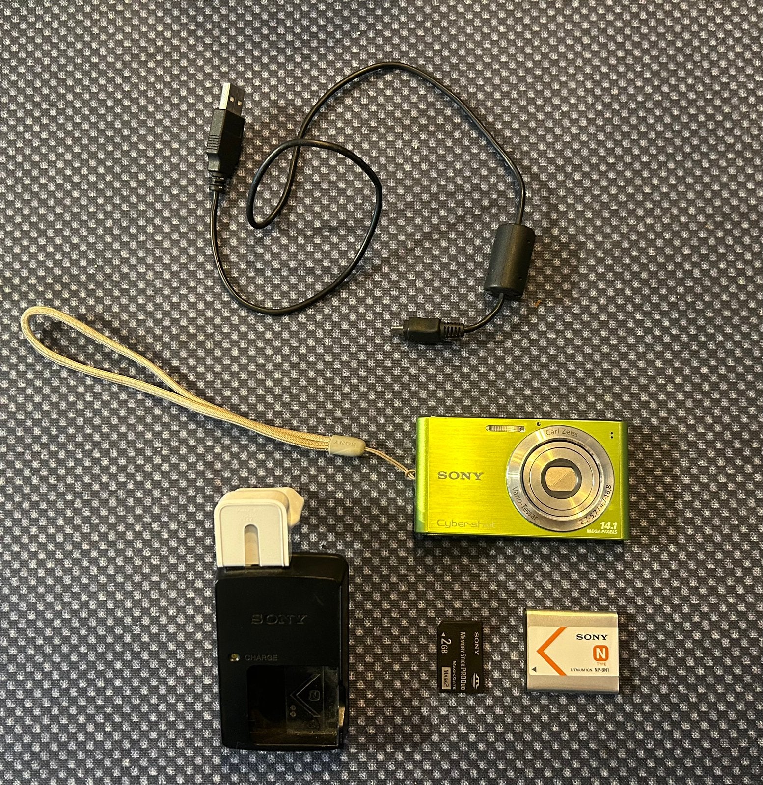 Retro 2011 Sony Cybershot 14.1 Megapixel, Audio, Tv en Foto, Fotocamera's Digitaal, Gebruikt, Sony, USB-kabel, Ophalen