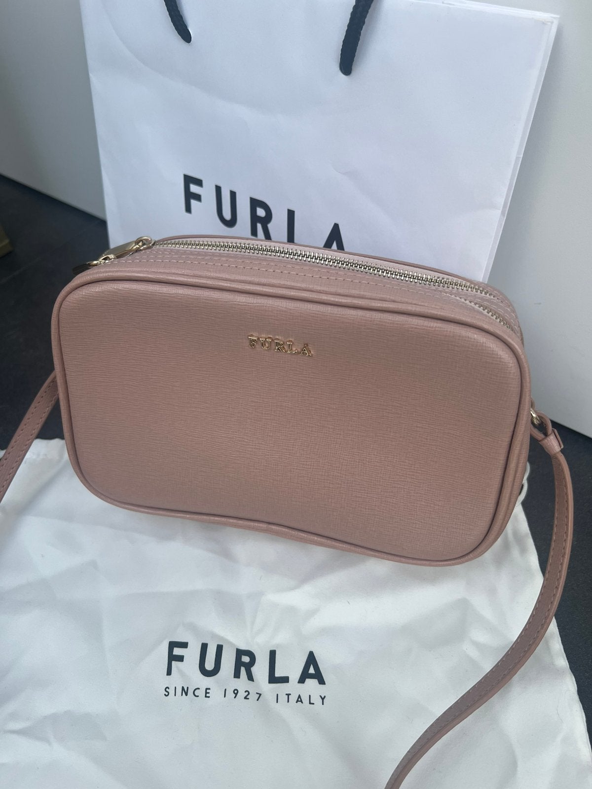 Furla Lilly crossbody pouch in zacht roze, Handtassen en Accessoires, Tassen | Damestassen, Ophalen, Nieuw, Roze, Schoudertasje