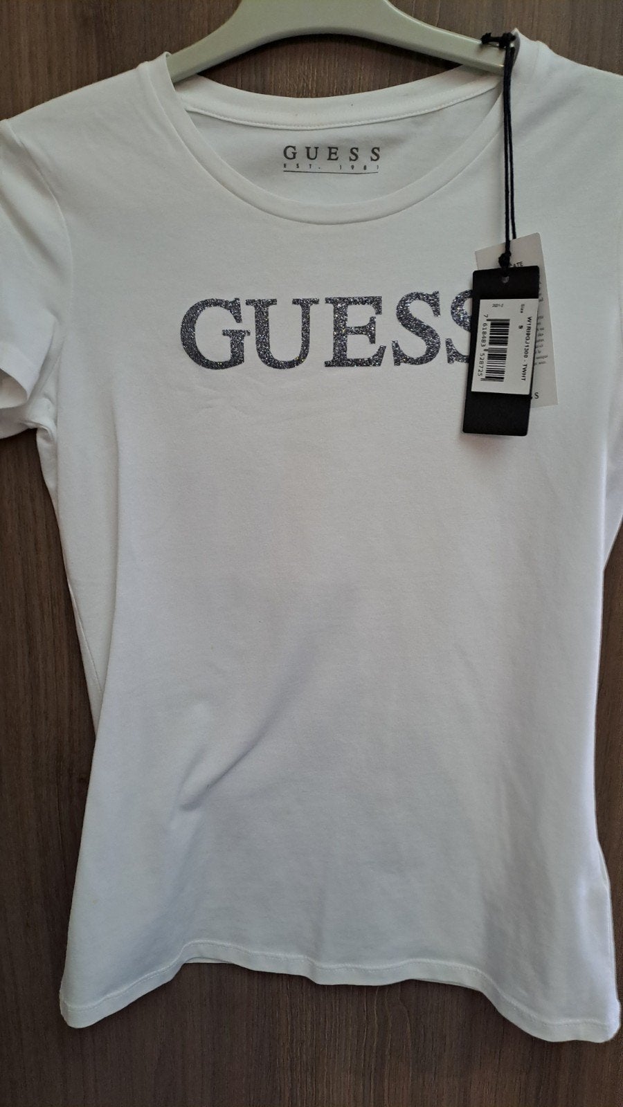 Tee-shirt Guess Neuf  taille S encore étiquette  authentiq, Vêtements | Femmes, T-shirts, Enlèvement