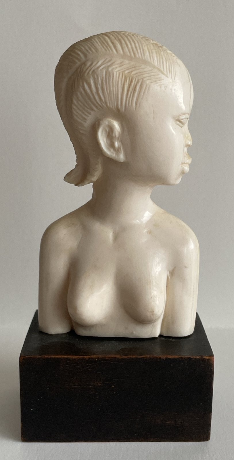 Buste jeune femme, os de bovin poli, Afrique centrale, Antiquités & Art, Sculpture, Afrique, Enlèvement ou Envoi, Bois