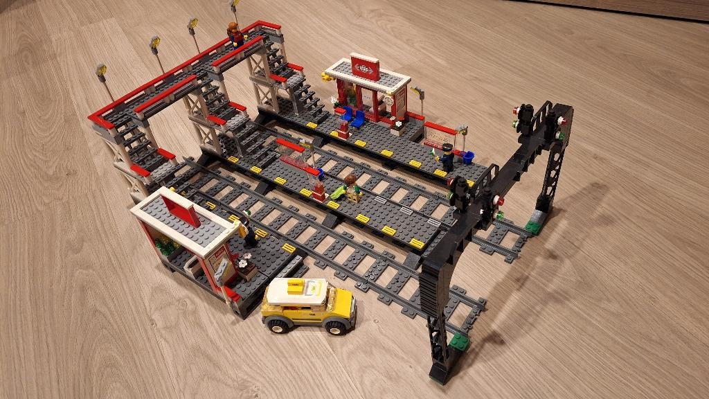 Lego treinstation MOC 3 perons + seinen (set 7937 x2), Enlèvement ou Envoi, Comme neuf, Ensemble complet, Lego
