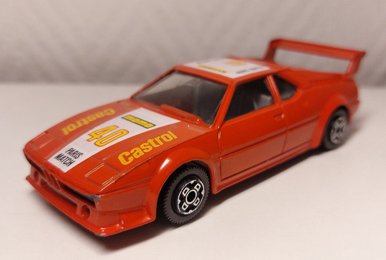 Voiture de course BMW M1 rouge Burago 1/43, Enlèvement ou Envoi, Utilisé, Voiture, Autres marques