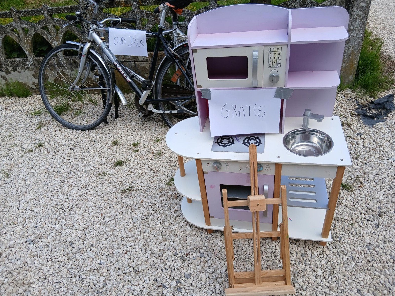Gratis: oud ijzer, houten keuken en kleine schildersezel, Enlèvement