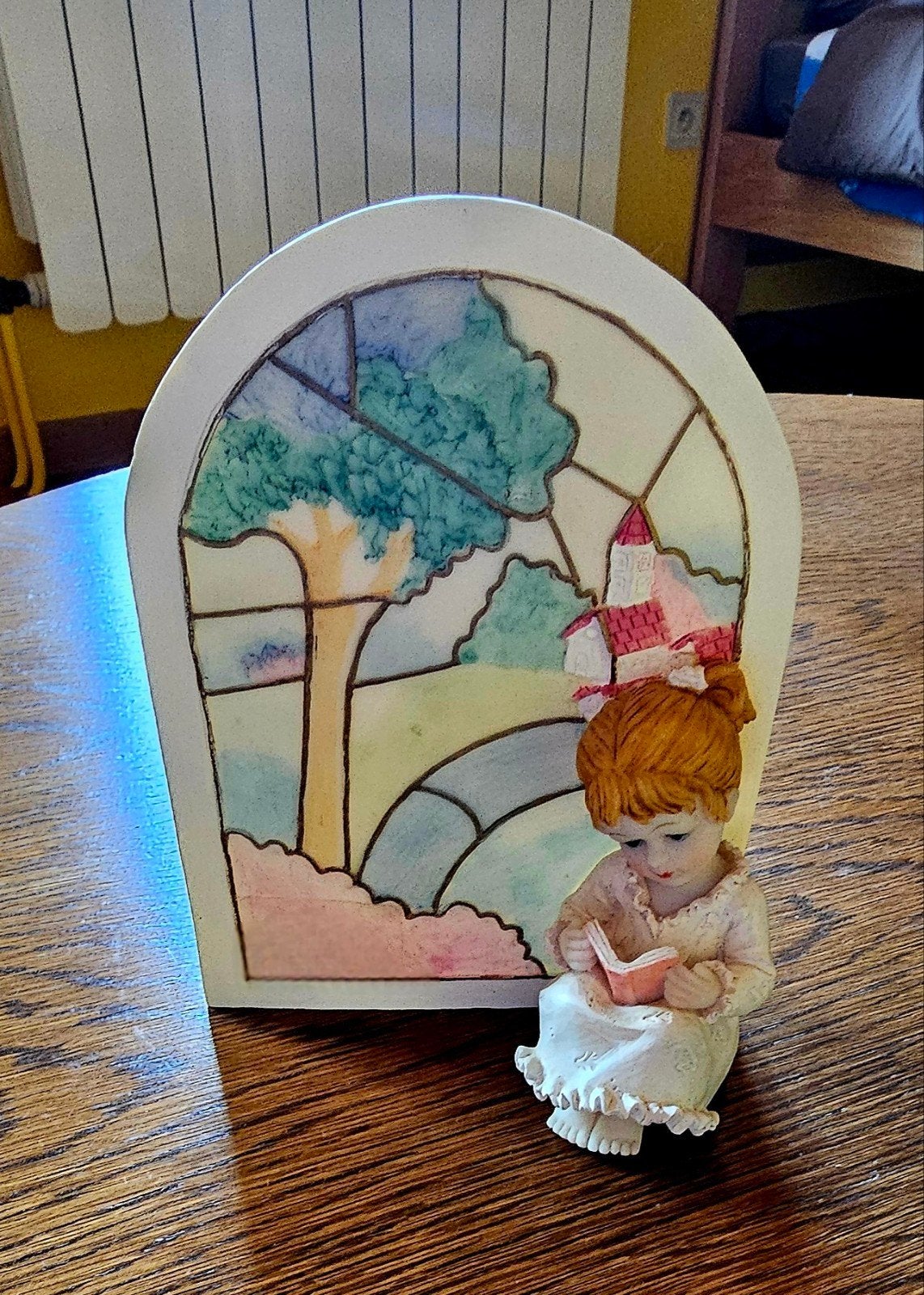 KLEIN MEISJE POSEERT MET HAAR BOEK, Ophalen of Verzenden, Nieuw, Mens