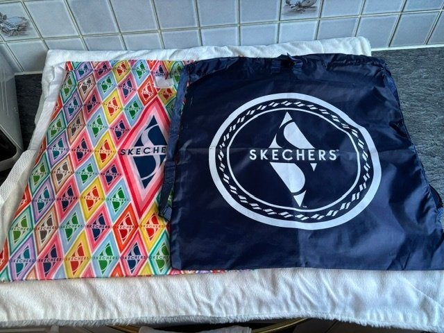 Skechers duo sacs multicolore & blanc/bleu, neufs, Enlèvement, Neuf