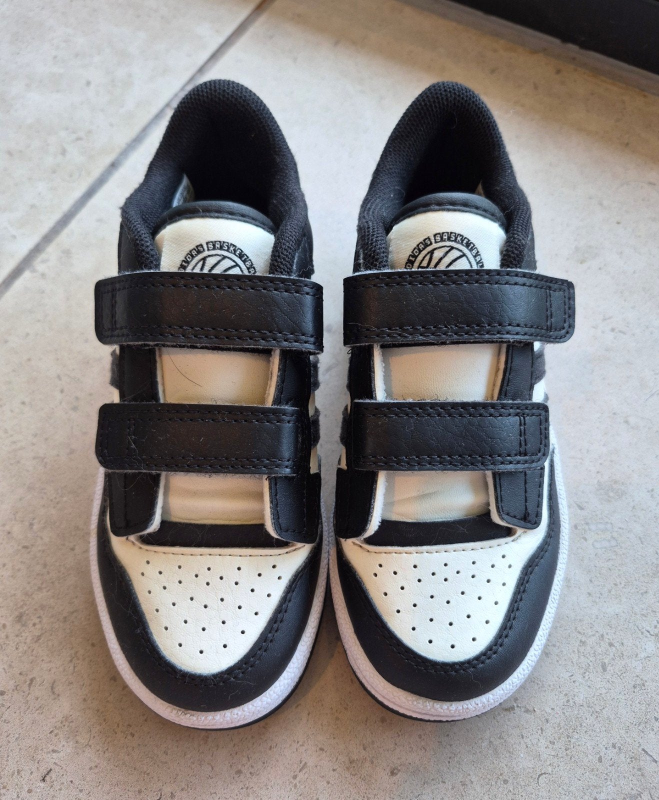 Baskets garçon Adidas noir et blanc - Taille 30, Enfants & Bébés, Enlèvement ou Envoi, Utilisé, Adidas, Garçon