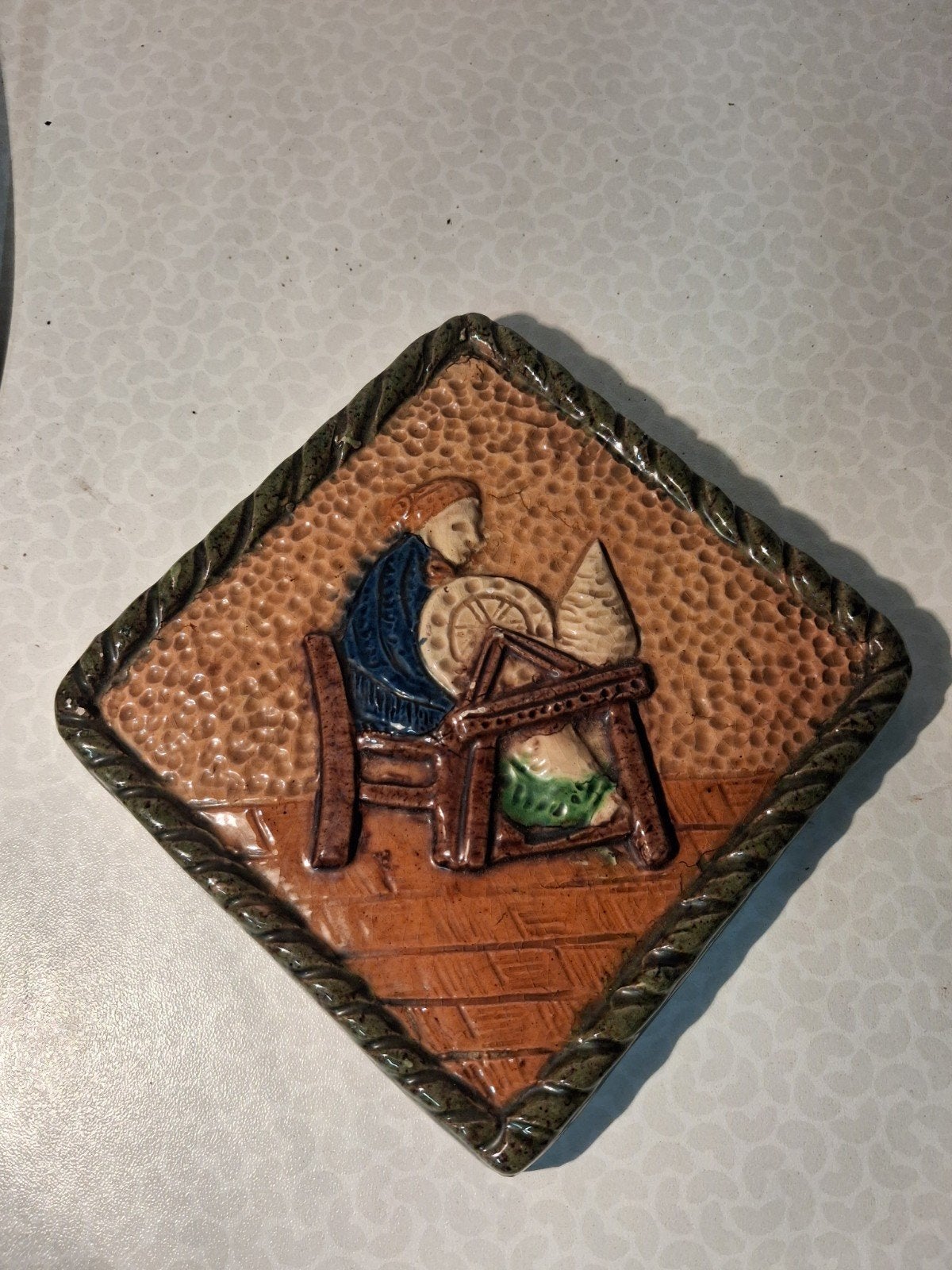 Vlaams aardewerk tegel van spinster, Ophalen of Verzenden