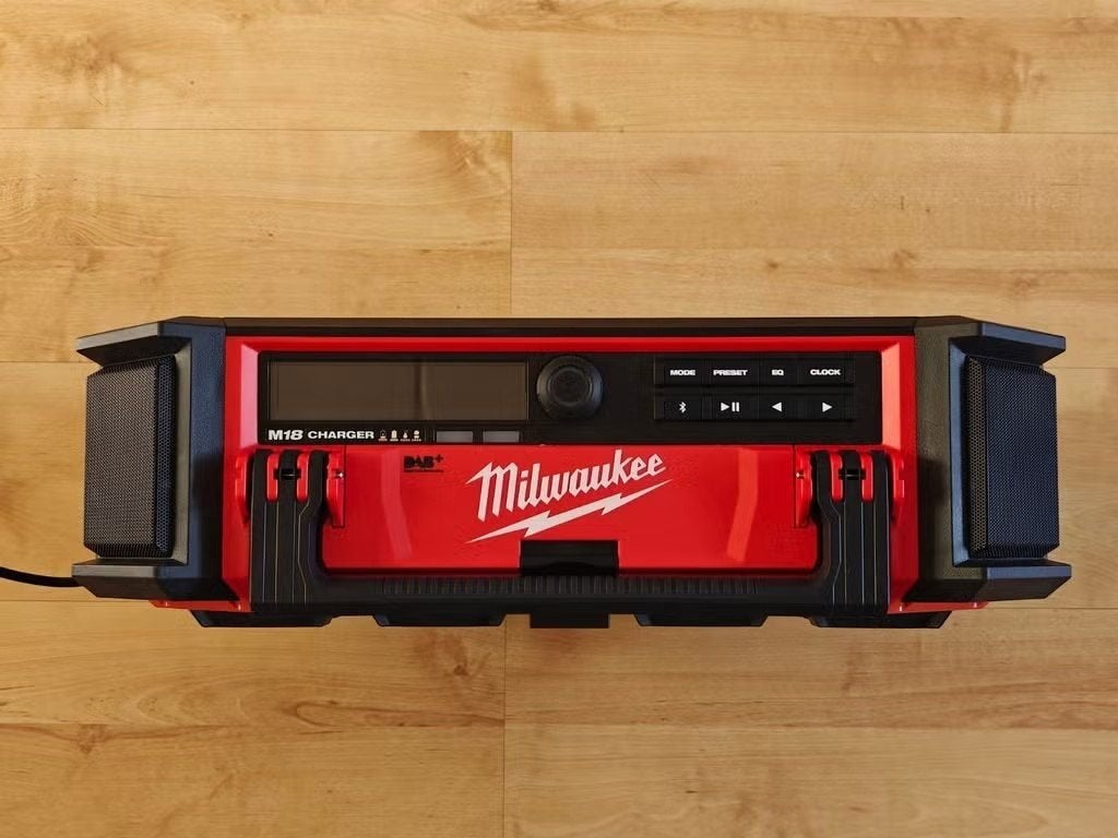 Milwaukee M18 PACKOUT bouwradio met oplader., Doe-het-zelf en Bouw, Ophalen of Verzenden, Nieuw