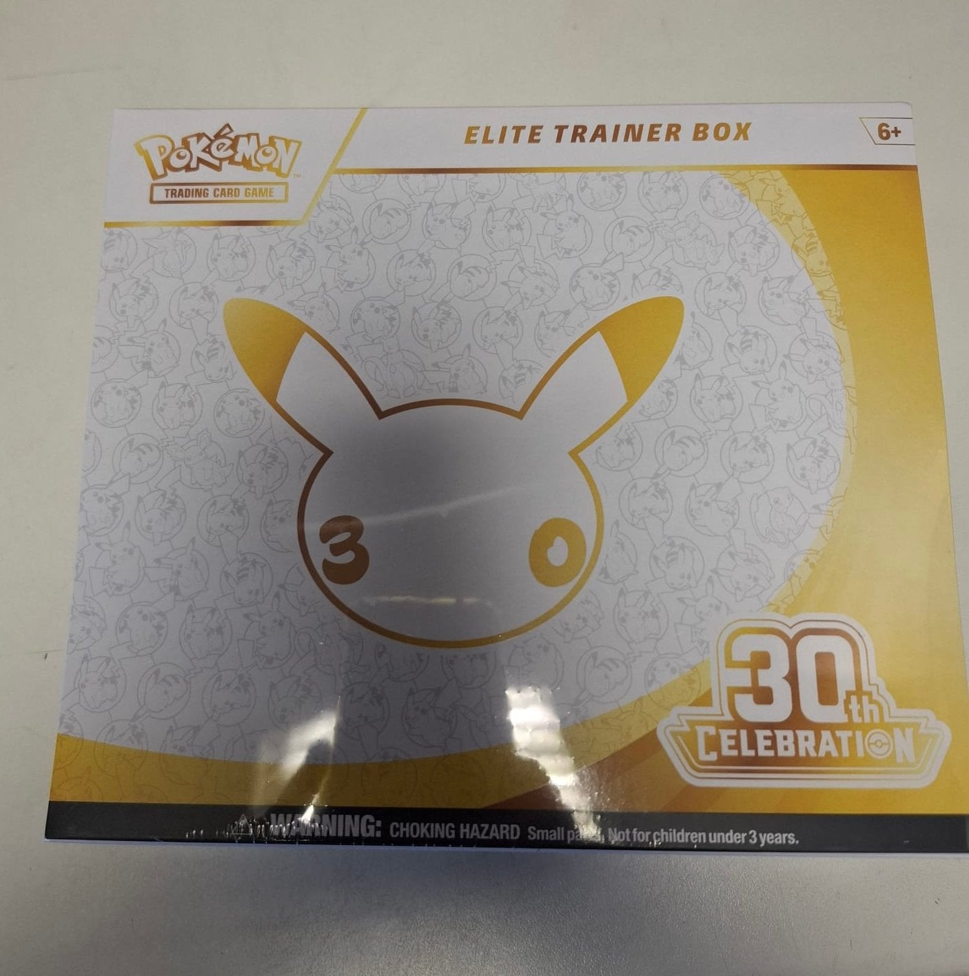 Pokemon 30th celebration ongeopend, Hobby en Vrije tijd, Ophalen, Nieuw, Foil