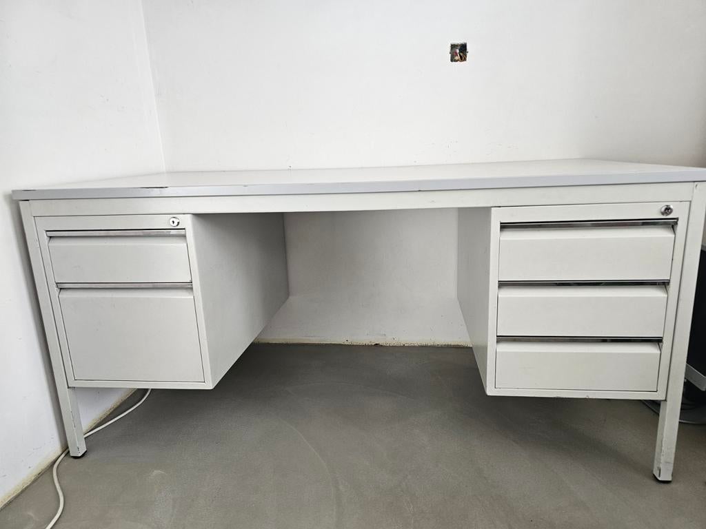 Stevige bureau, Ophalen