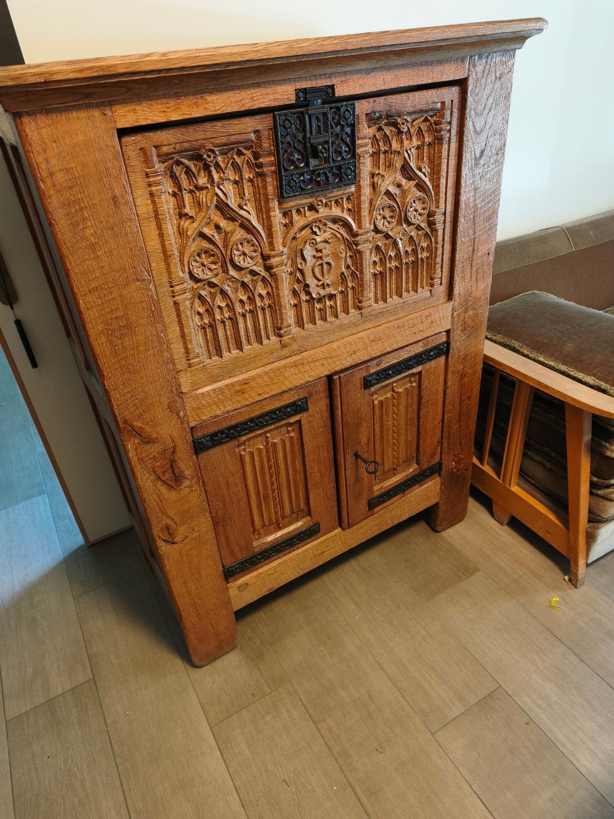 Meuble de bar de style néo-gothique., Enlèvement