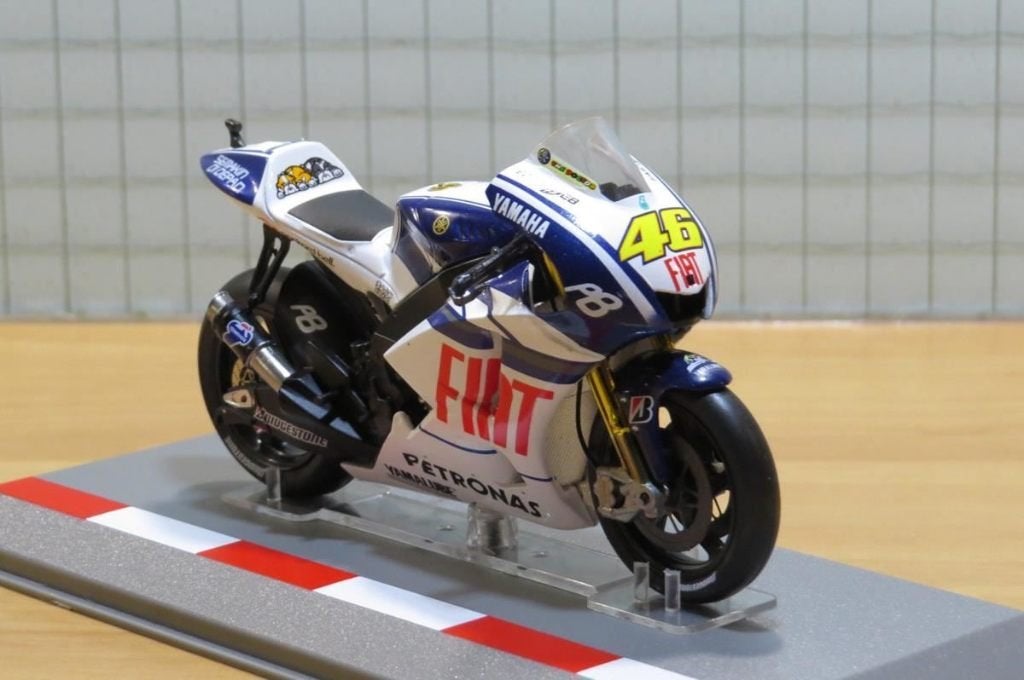 Valentino Rossi Yamaha YZR M-1 Qatar 2010 1:18 diecast, Enlèvement ou Envoi, Neuf, Moteur, Autres marques
