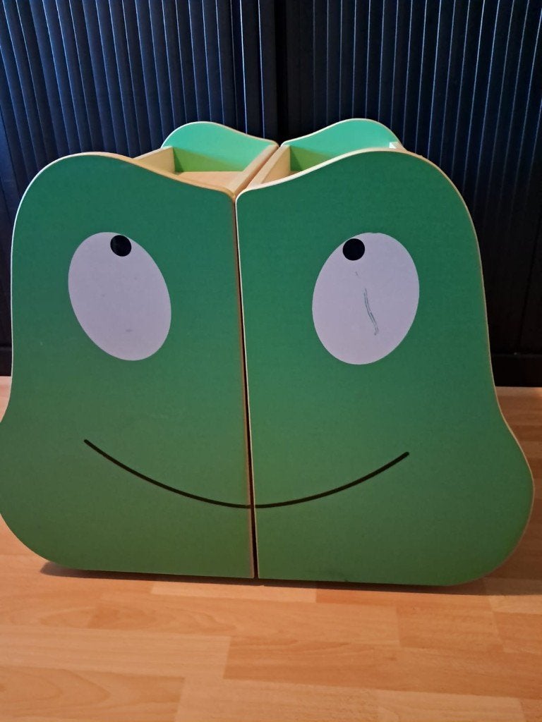 mooie draaibare decoratieve kikker boekenkast / kikkerkast, Kinderen en Baby's, Ophalen, Zo goed als nieuw, Kast