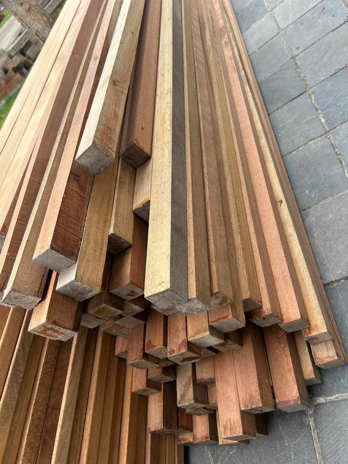 sergé Kempas durable 4 cm x 4 cm L3,65 m par pièce 13€, Enlèvement, Comme neuf