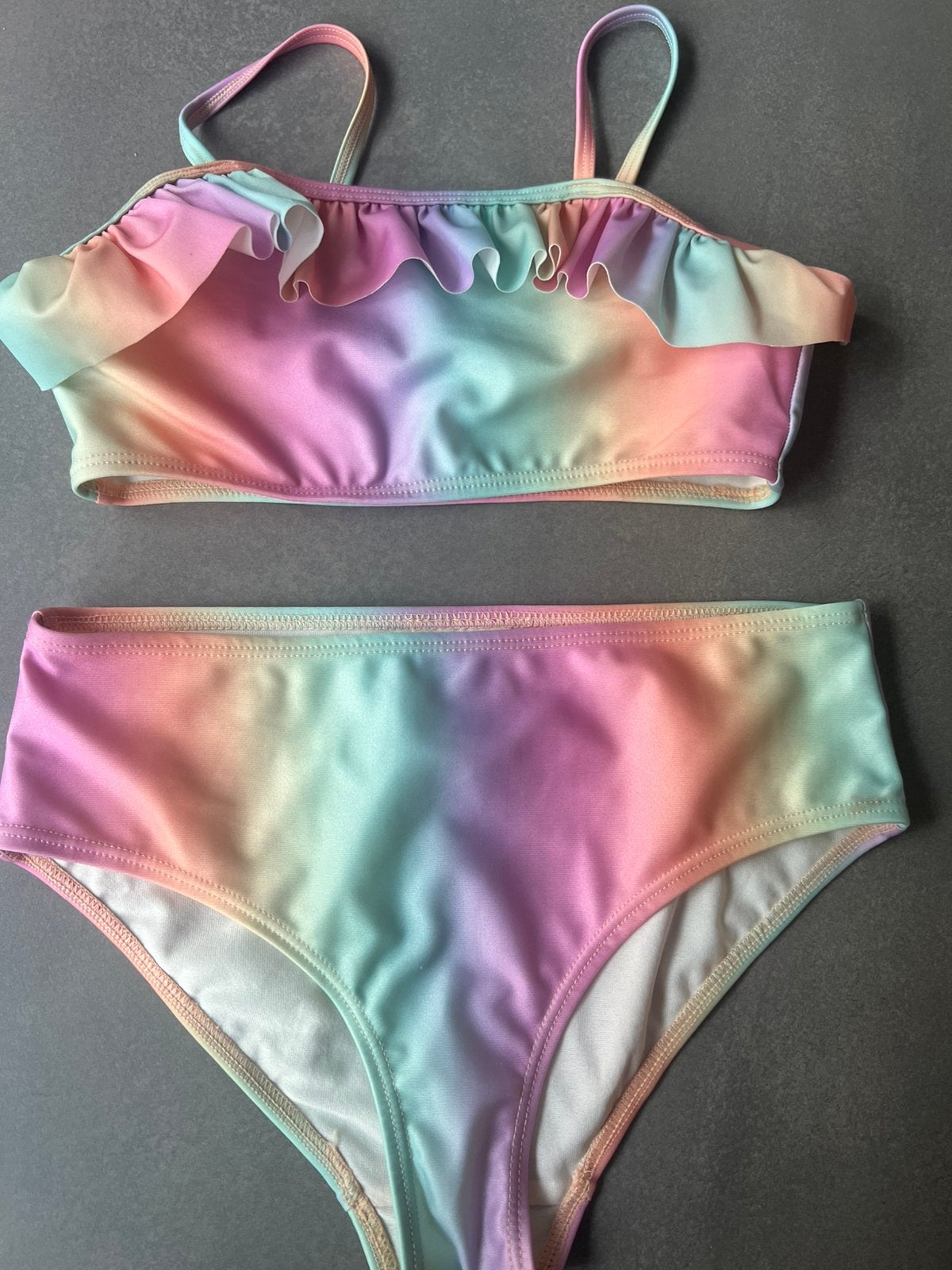 Bikini met volant - regenboog 134/140, Kinderen en Baby's, Kinderkleding | Kinder-zwemkleding, Ophalen, Gebruikt, Bikiniset, Meisje
