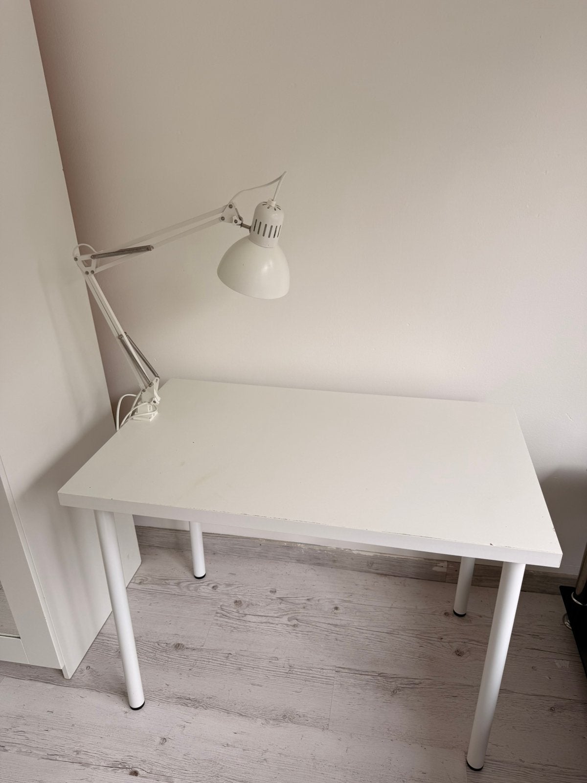 Bureau (avec la lampe) + chaise, Enlèvement, Utilisé
