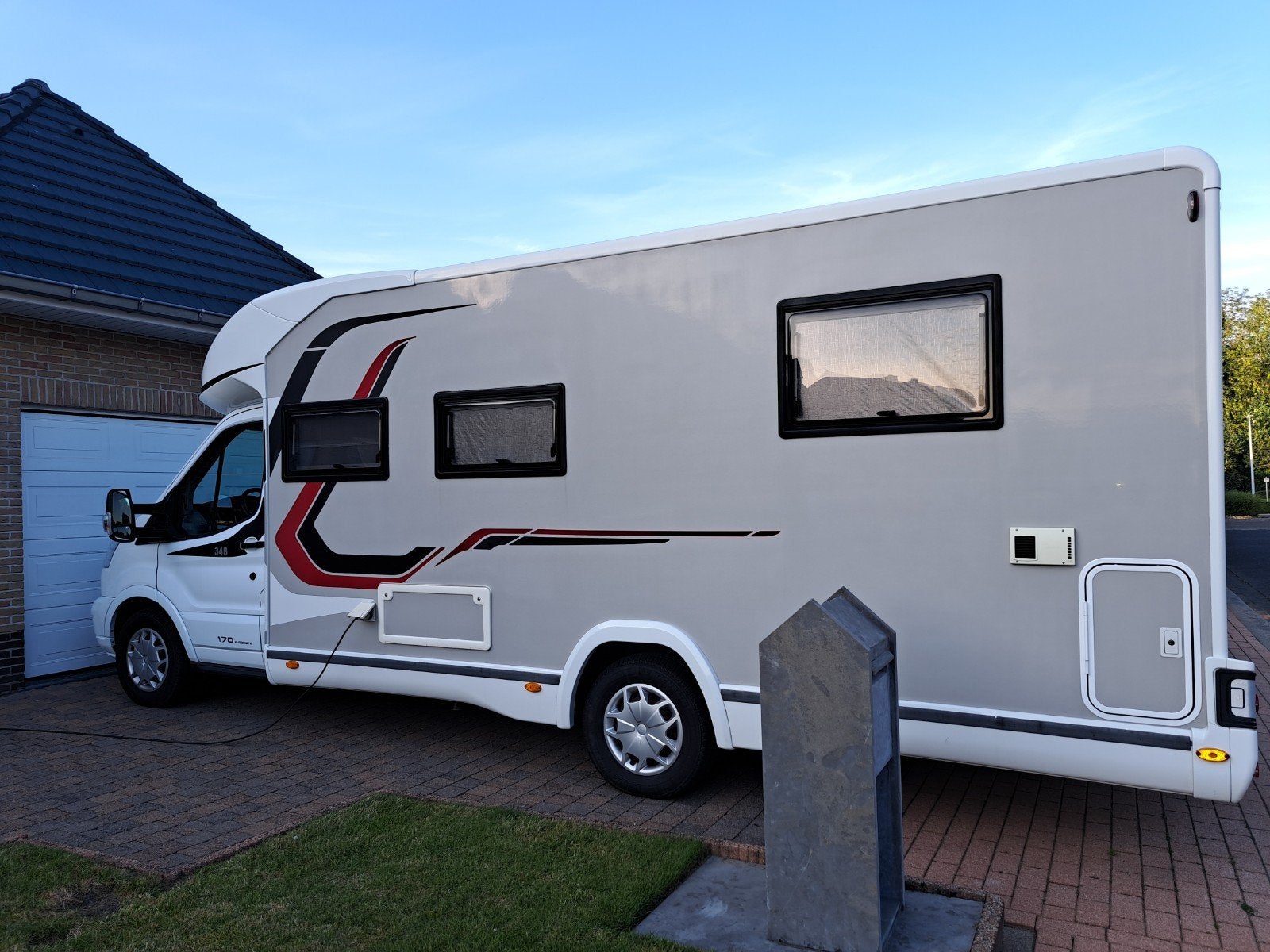 Ford challenger 348 XLB Graphite, Caravans en Kamperen, Automaat, Standaard zit, Koelkast, Ford