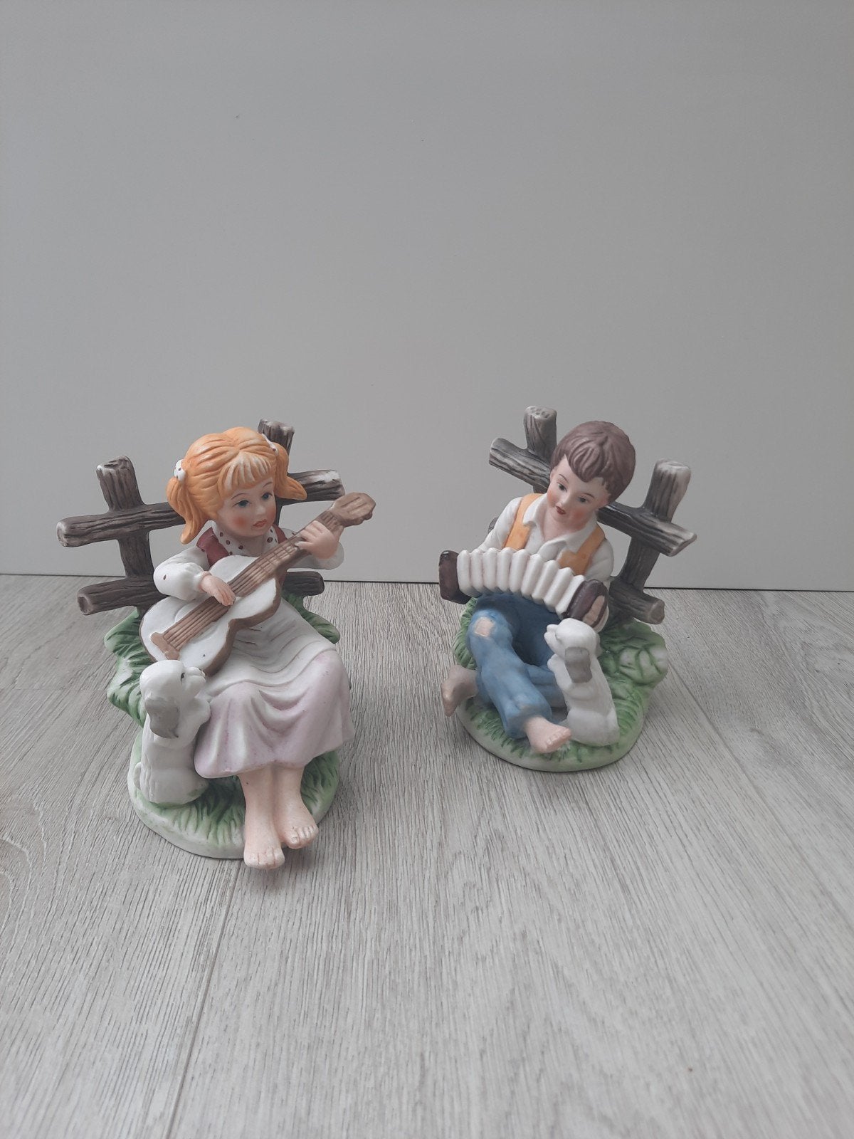 Vintage Porseleinen Beeldjes Jongen & Meisje met Instrument, Enlèvement ou Envoi, Comme neuf, Humain