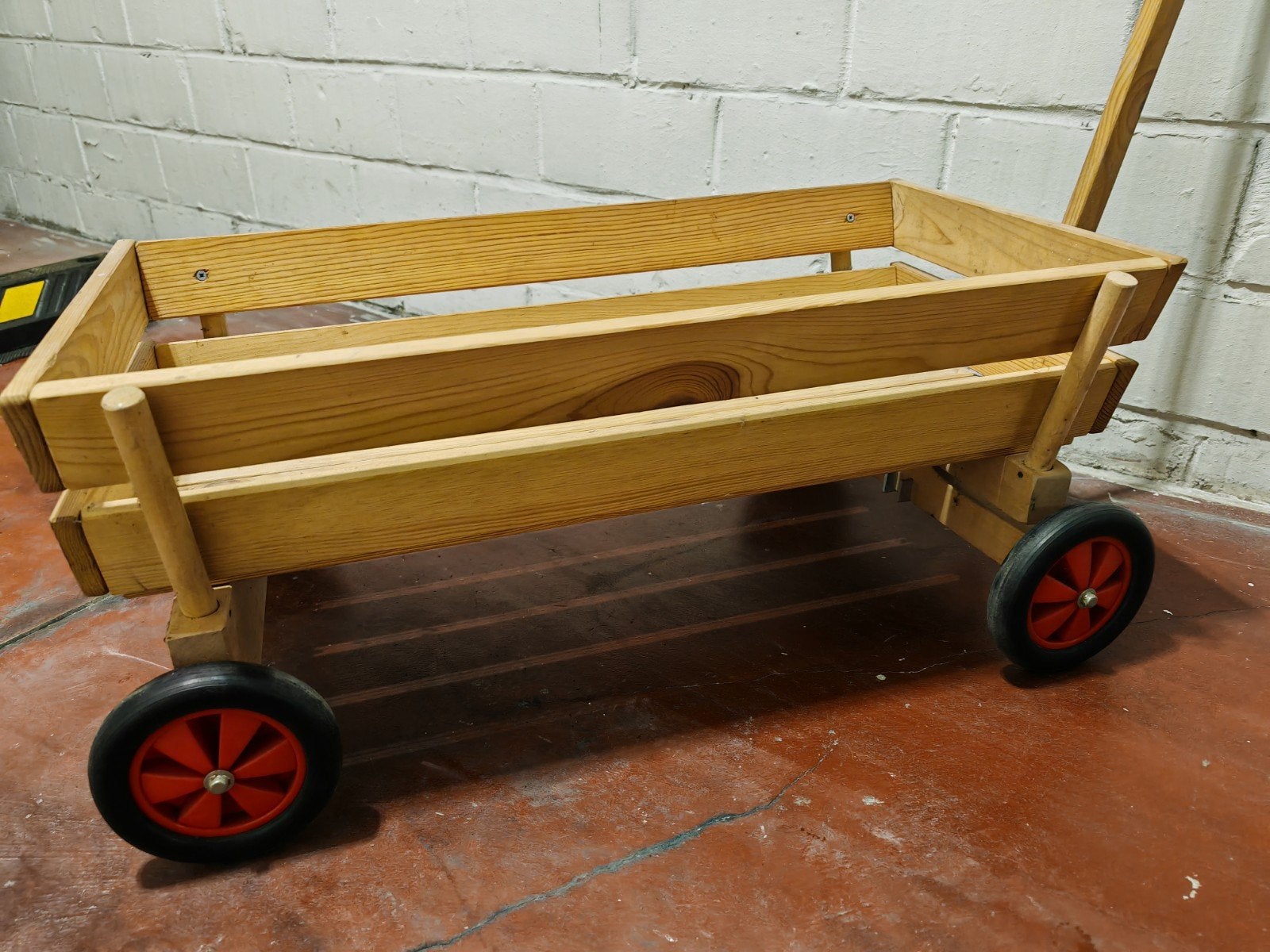 Twee houten strandwagens voor kinderen