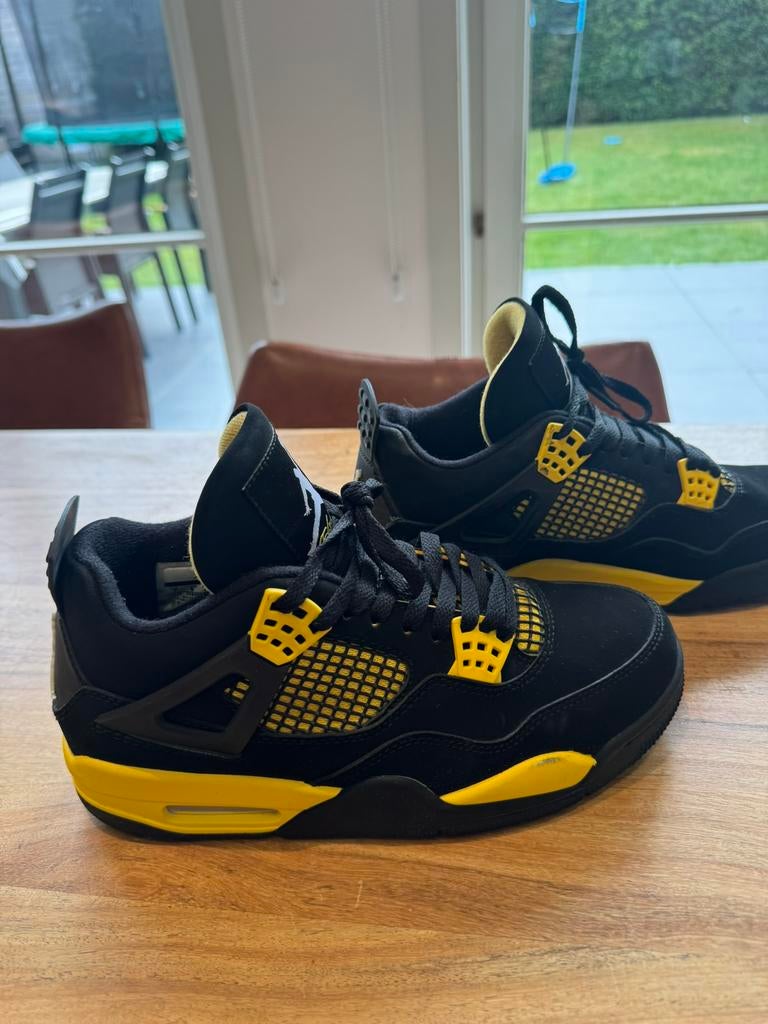 Air Jordan 4 Retro Thunder maat 40, Ophalen, Zo goed als nieuw, Sportschoenen