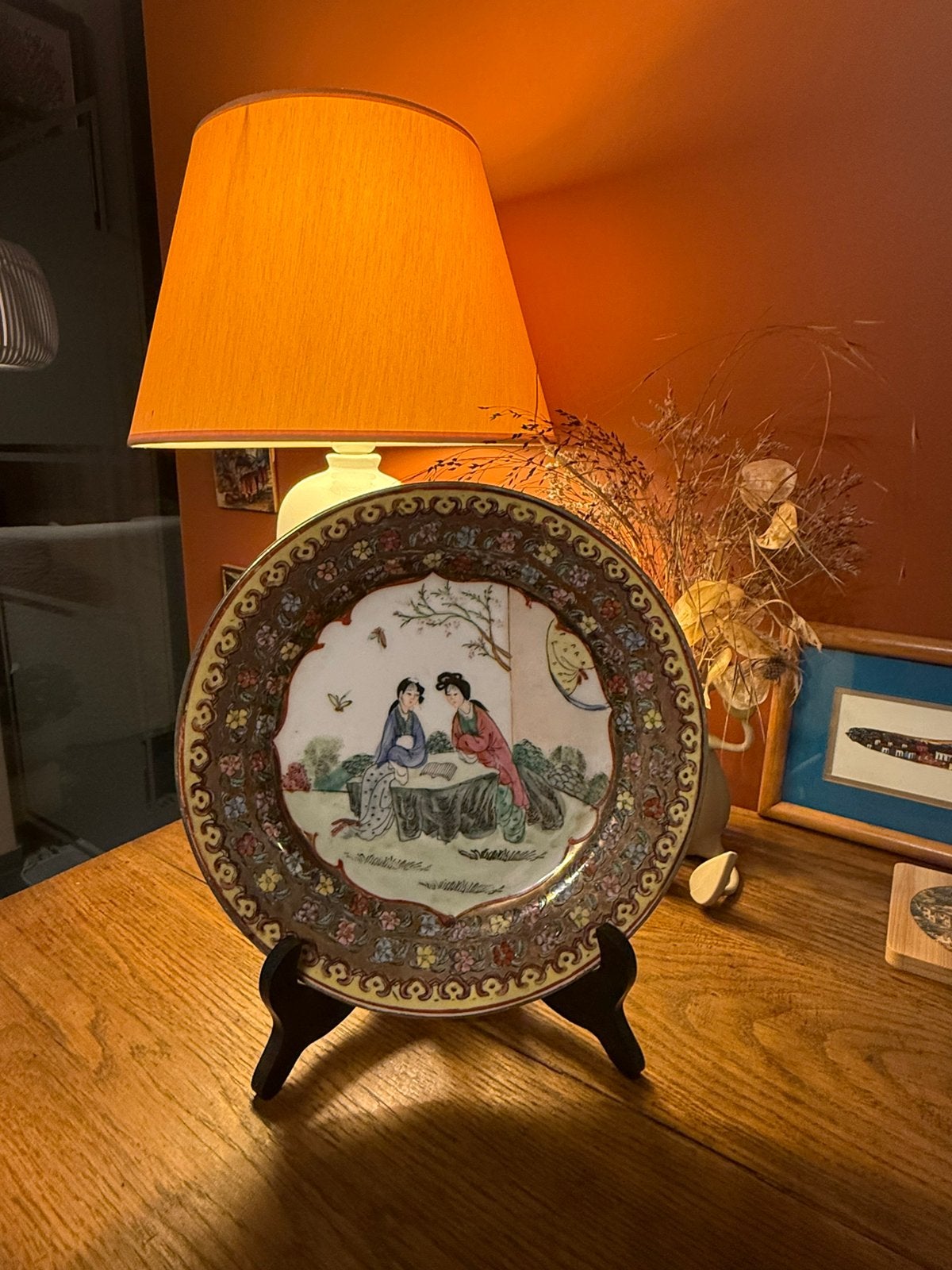 Assiette chinoise en porcelaine style famille rose, Antiquités & Art, Enlèvement ou Envoi