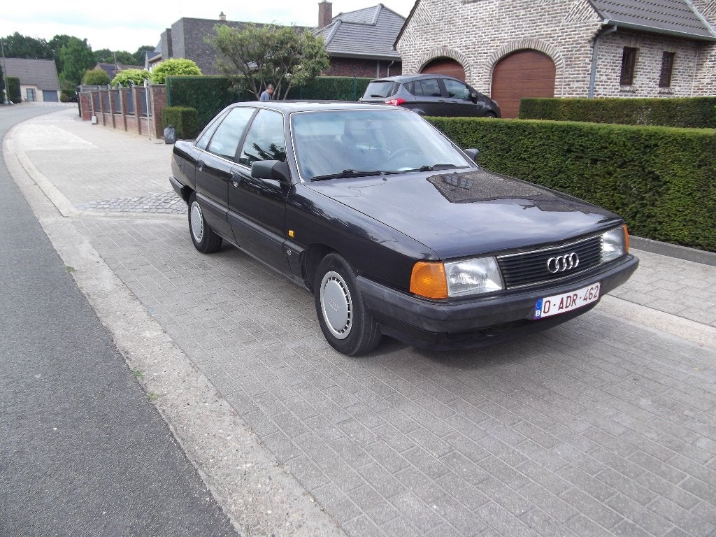 Audi 100 Automaat 2.2 benzine bwj 86, Auto's, 4 deurs, Zwart, Grijs, Particulier