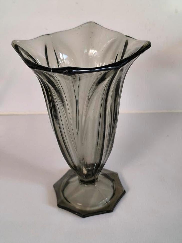 Vaas in grijsachtig (fumee) geperst glas, Antiek en Kunst, Antiek | Vazen, Ophalen of Verzenden