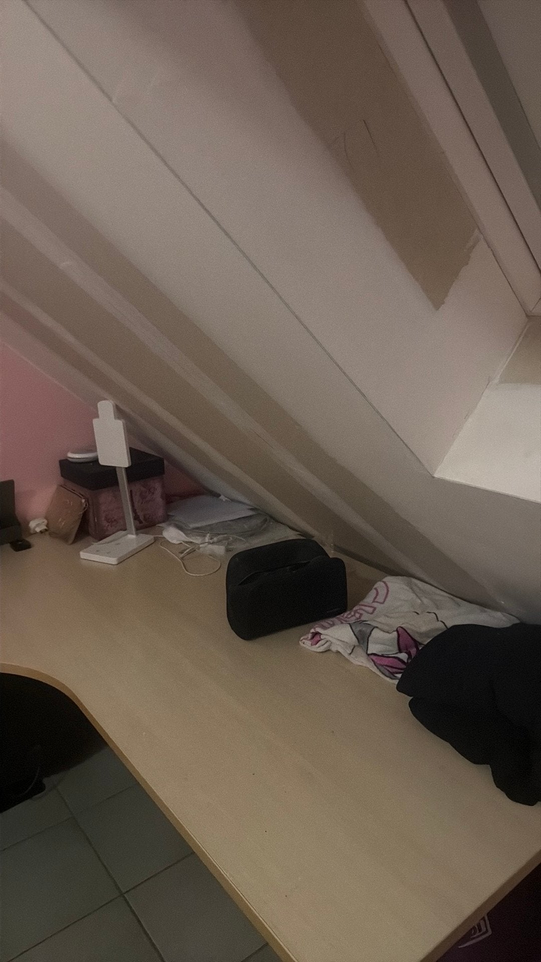 Bureau te koop, Ophalen, Zo goed als nieuw, Computerbureau, Beige