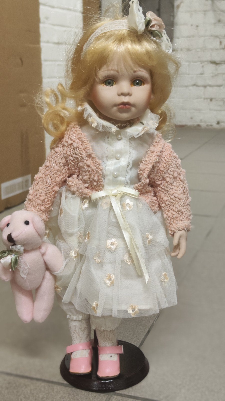 Adorable Poupée de Collection en Porcelaine avec Ours, Collections, Enlèvement, Comme neuf, Poupée