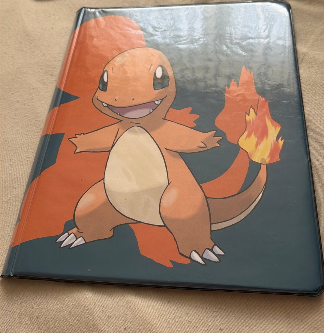 Classeur Pokémon salameche, TV, Hi-fi & Vidéo, Albums photo & Accessoires, Enlèvement, Comme neuf