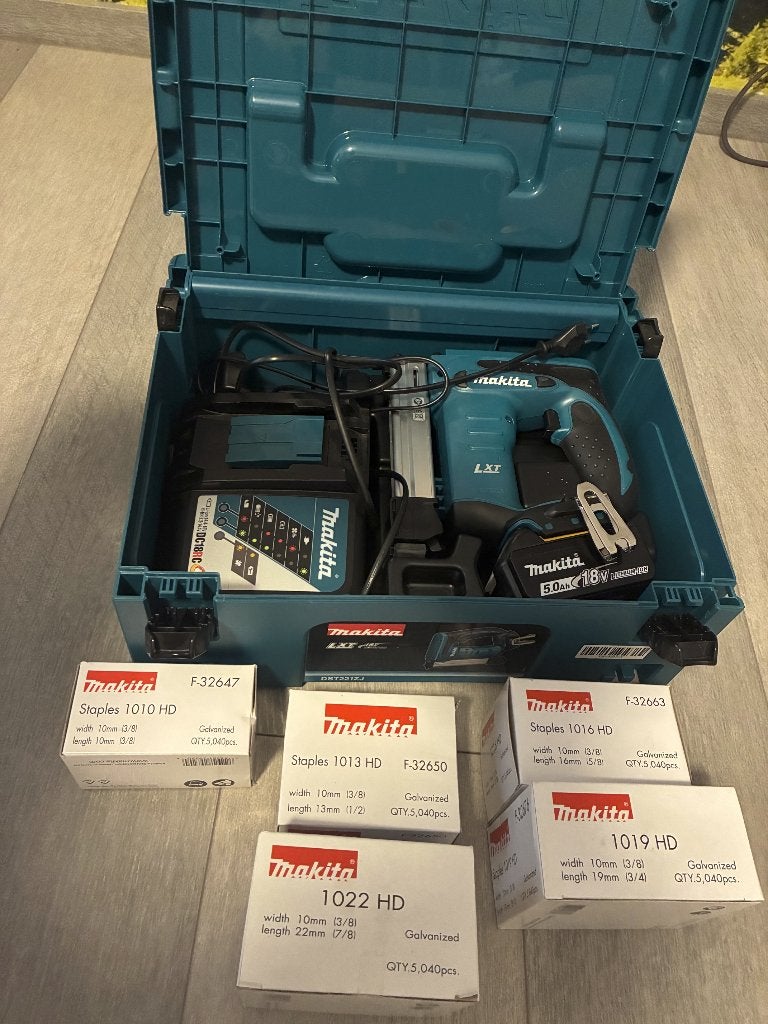 Makita DST221 nietmachine 18V + accu, lader en nieten, Ophalen, Zo goed als nieuw, Tacker/nietmachine, Makita