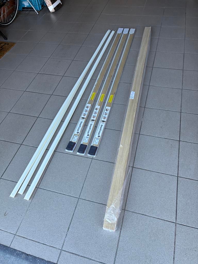 Materialen laminaat/isolatie/plinten, Ophalen, Zo goed als nieuw, Plinten