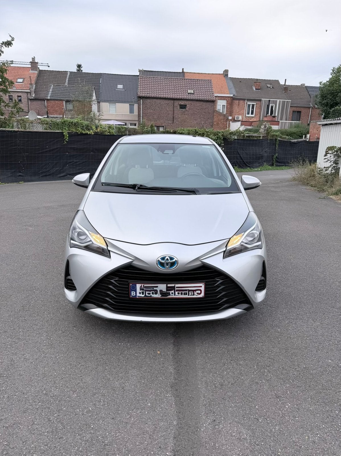 Toyota Yaris Hybride/Essence 06/2020, Argent ou Gris, Carnet d'entretien, 5 portes, 5 cylindres
