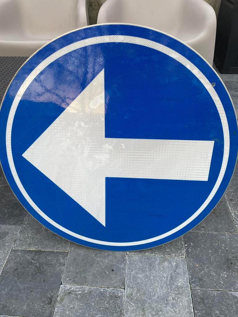 Panneau signalétique sens obligatoire, Enlèvement