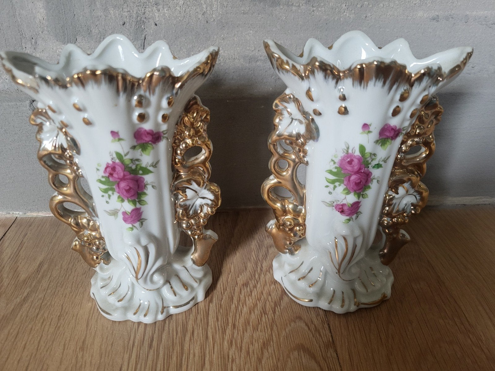 2 antieke vaasjes

14 cm hoog

5 euro voor beide samen

Verz, Antiek en Kunst, Ophalen