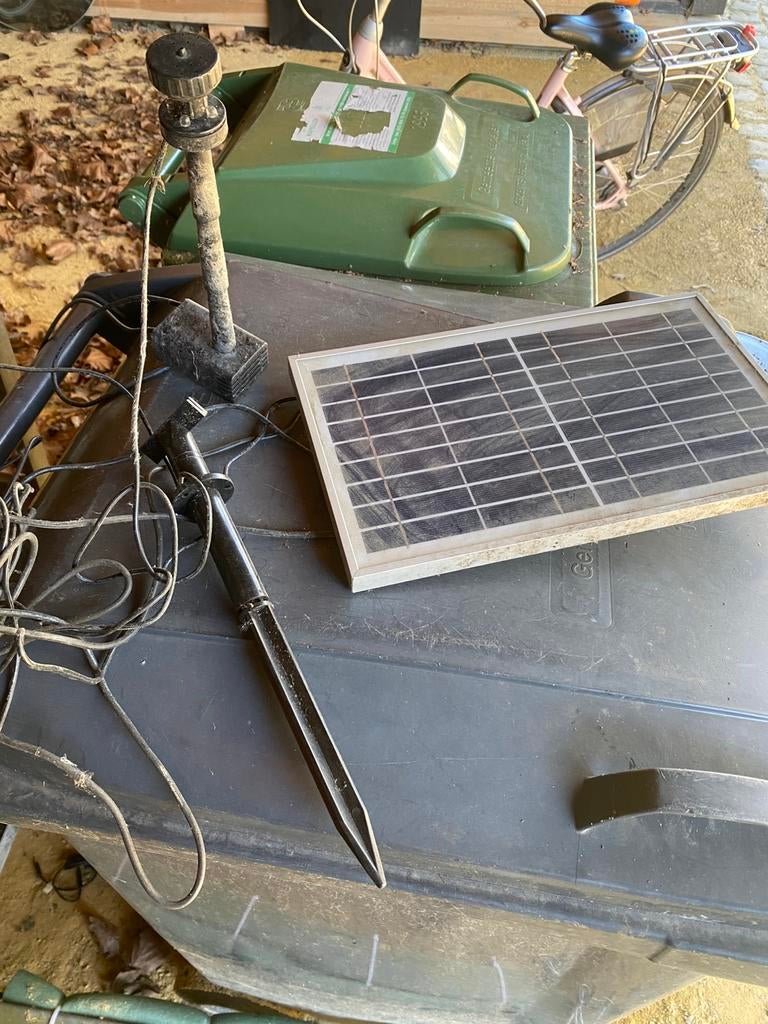 Fonteintje voor vijver op zonnepaneel., Ophalen, Gebruikt