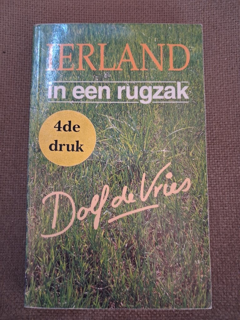 IERLAND IN EEN RUGZAK - DOLF DE VRIES, Boeken, Reisverhalen, Ophalen of Verzenden, Europa