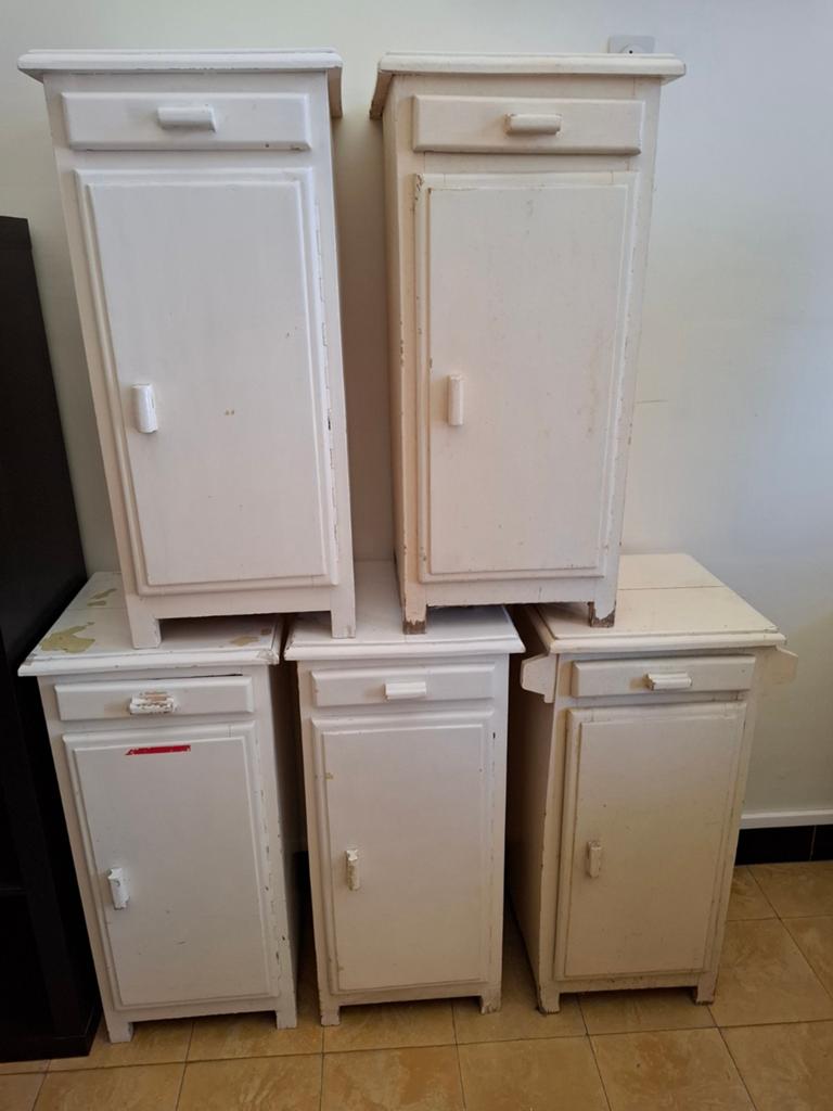 Lot de 5 anciennes tables de nuit en bois peint – Vintage, Inconnu, Inconnu, Enlèvement, Inconnu