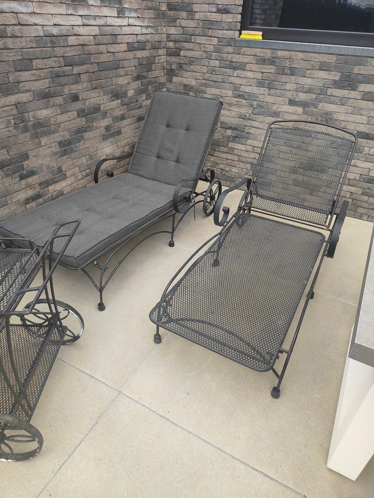 smeedijzeren ligstoelen met wijnkar, Ophalen