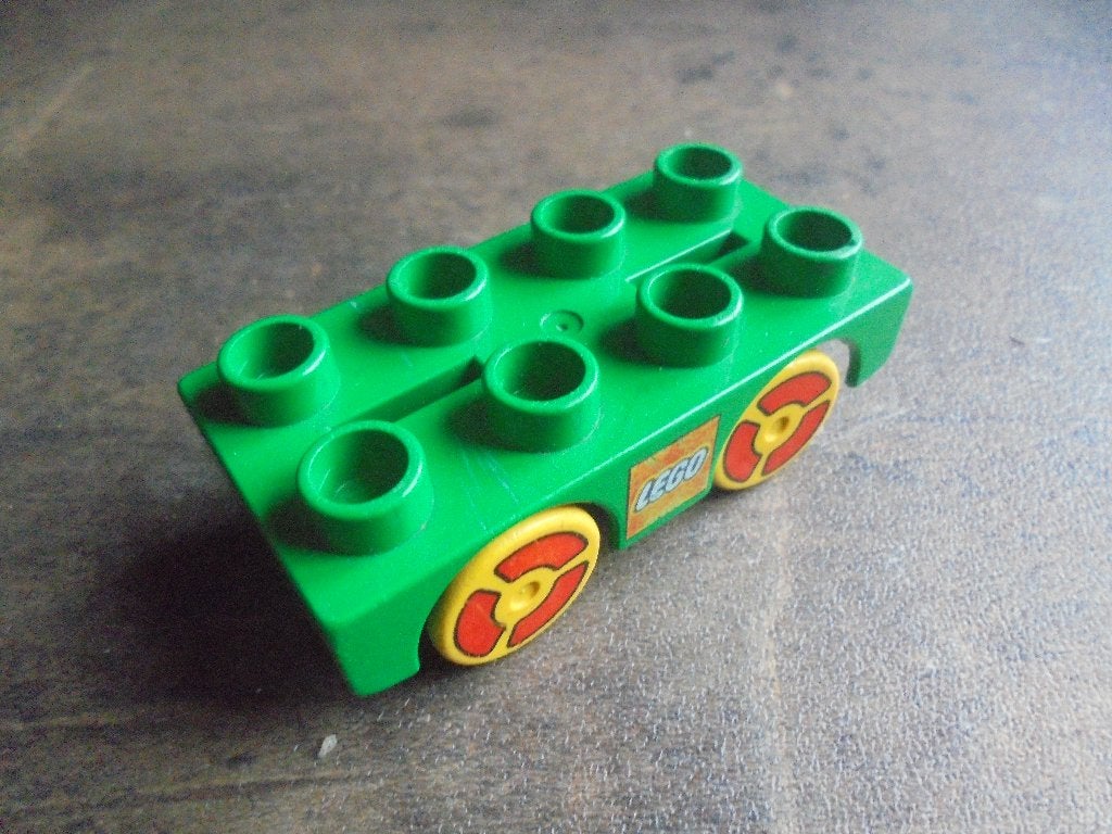 Lego Duplo Car Base 2x4 with Yellow Wheels (zie foto's), Enlèvement ou Envoi, Utilisé, Briques en vrac, Duplo