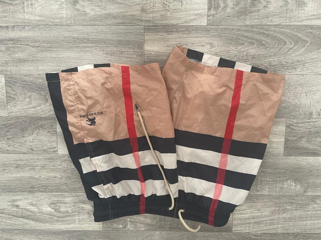 Burrbery short, Kleding | Dames, Leggings, Maillots en Panty's, Ophalen, Zo goed als nieuw