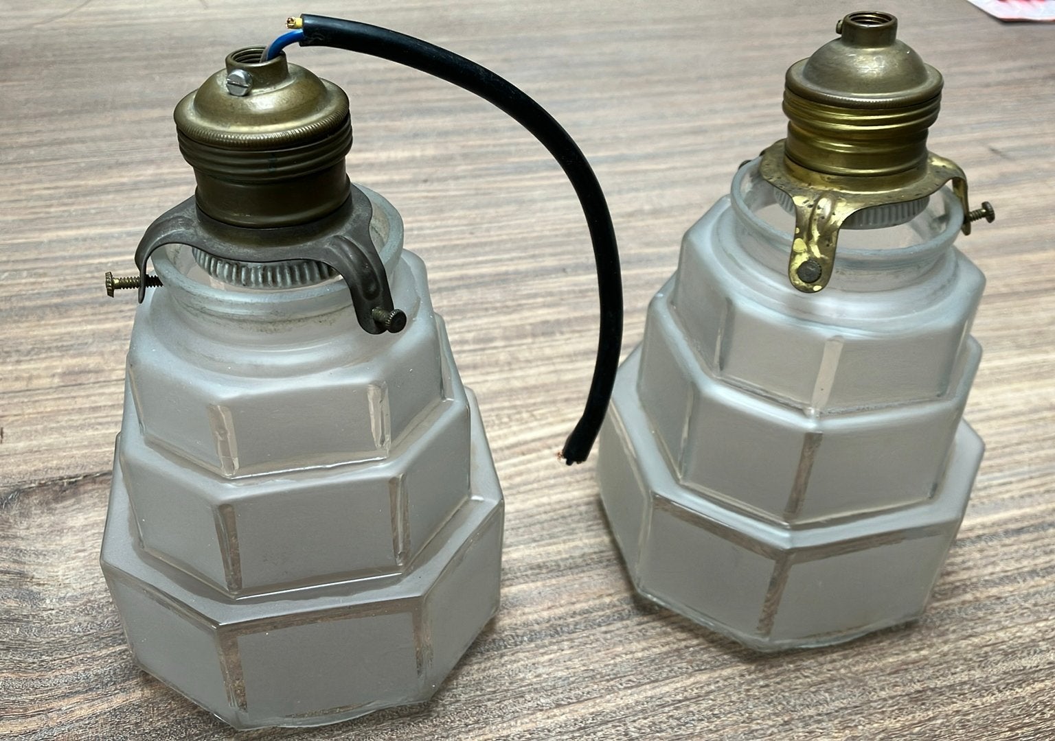2 mooie gelijke art deco glazen ‘skyscraper’ hanglampen, Antiek en Kunst, Antiek | Verlichting, Ophalen of Verzenden