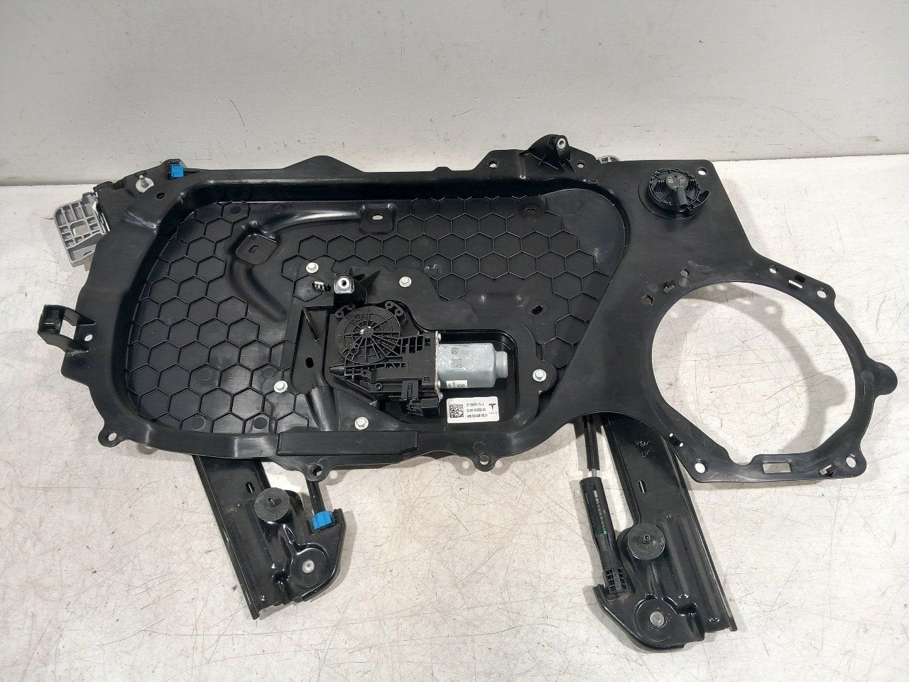 Raammechaniek elektrisch links voor Tesla Model 3, Onderdelen@venauto.nl, Van der Ven Autorecycling B.V., Ettenseweg 76, 4706 PB Roosendaal, The Netherlands