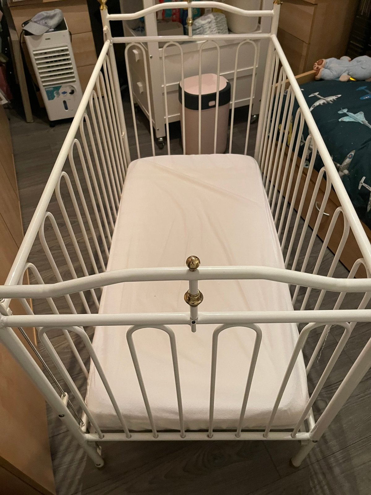 Babybedje met aerosleep matras en toebehoren.  Wit gelakt, Kinderen en Baby's, Babywiegjes en Ledikanten, Ophalen, Gebruikt, Ledikant